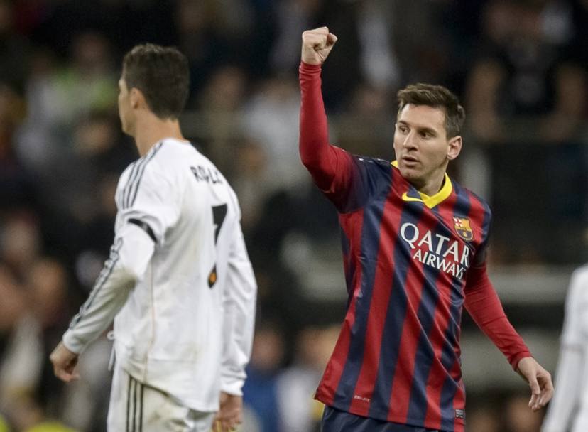 Messi esulta, Ronaldo deluso alle sue spalle. Afp